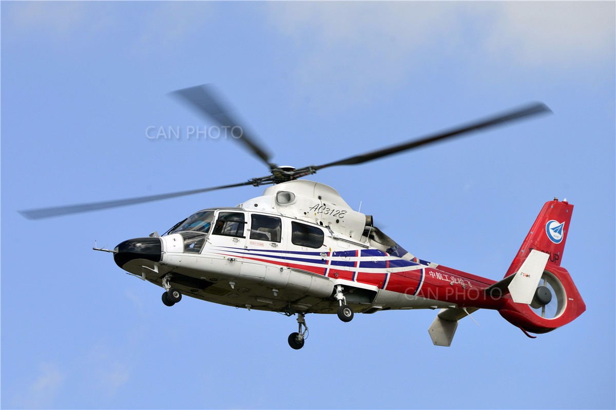 哈飞在昆明进行ac312e型直升机飞行演示