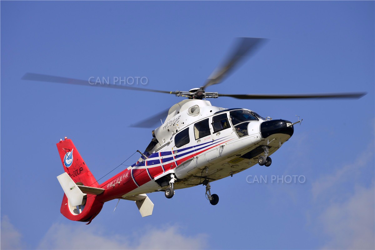 哈飞在昆明进行ac312e型直升机飞行演示