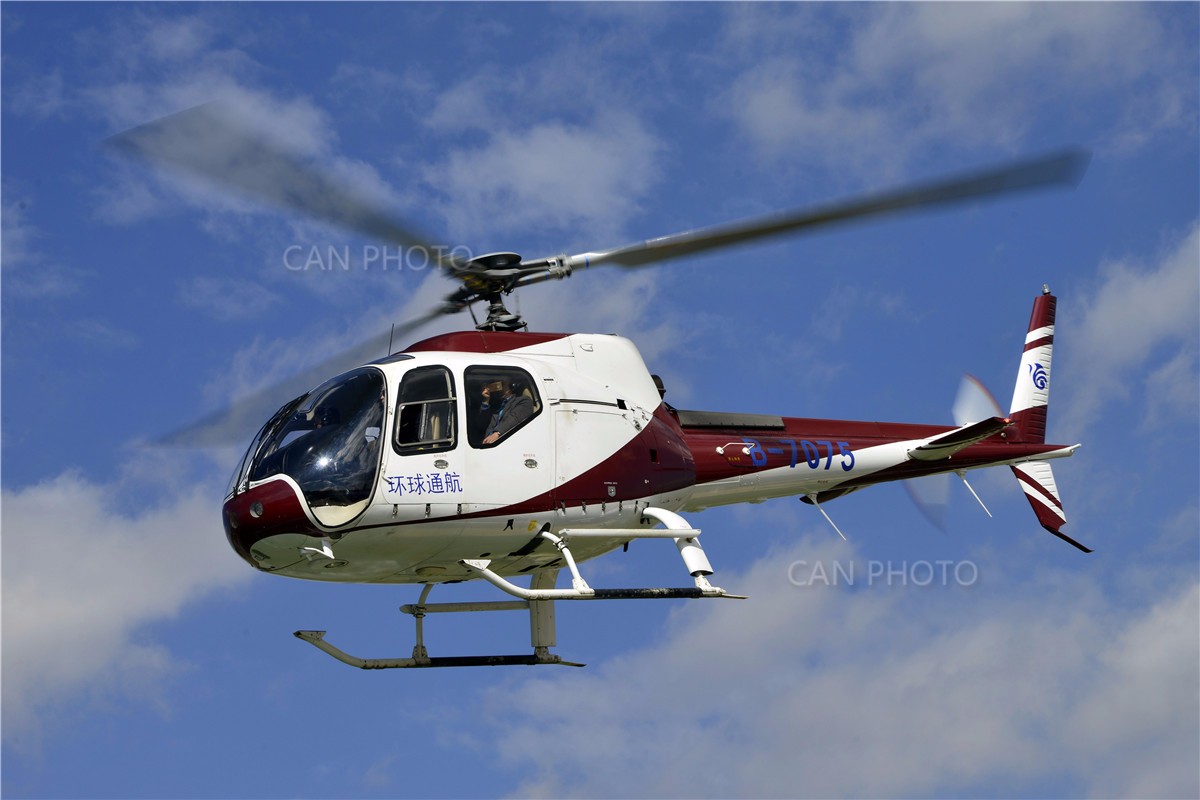 哈飞在昆明进行ac312e型直升机飞行演示