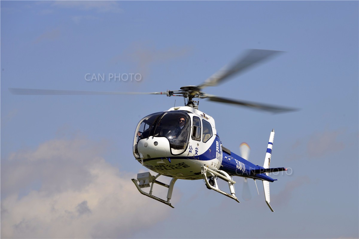 哈飞在昆明进行ac312e型直升机飞行演示