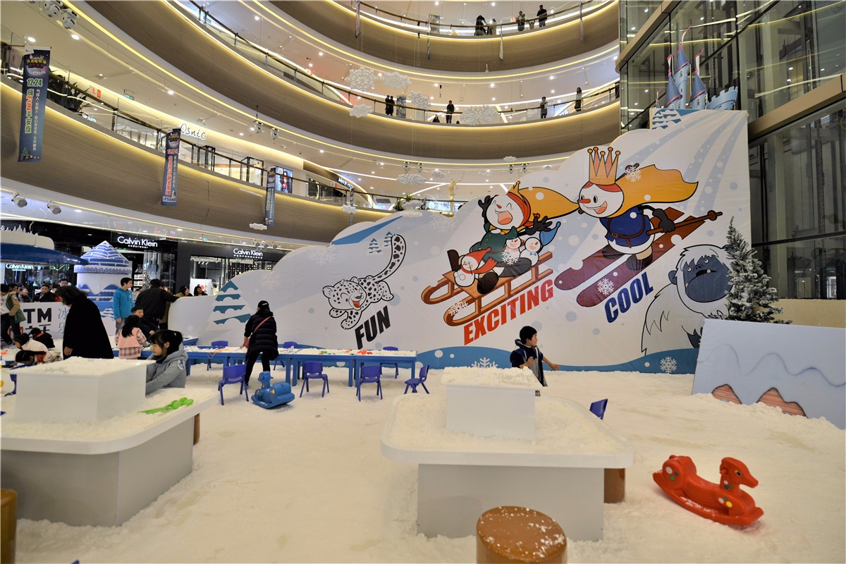 拥有主城最长的室内人造雪滑雪道的冰雪乐园"雪山之王",不仅可以滑雪