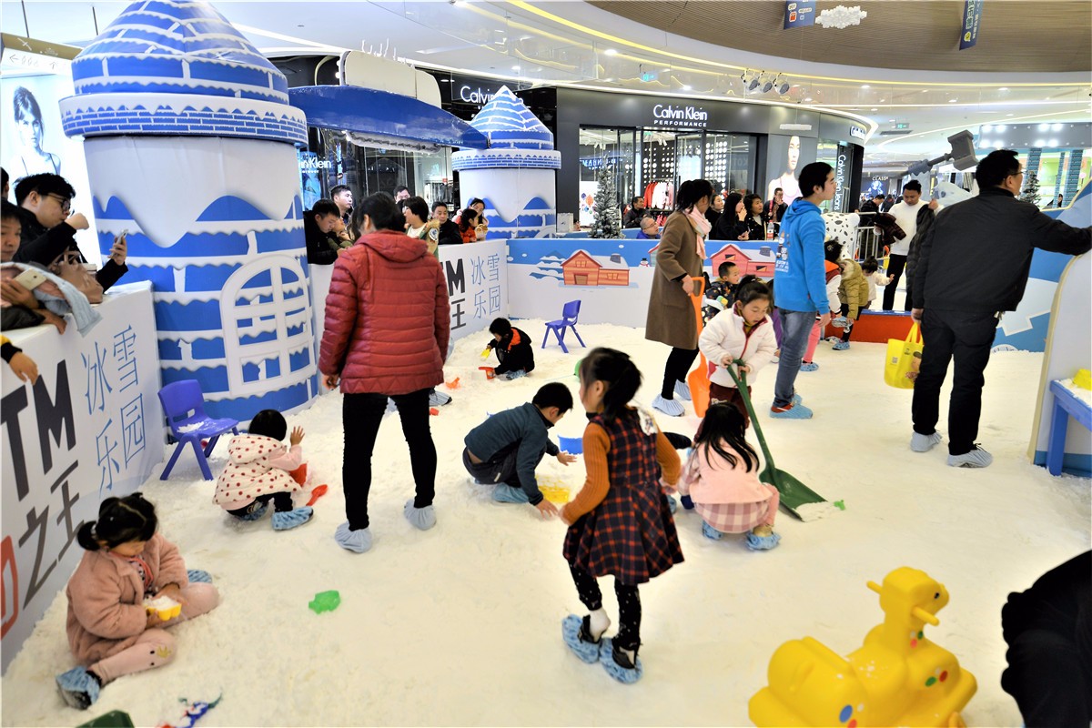 拥有主城最长的室内人造雪滑雪道的冰雪乐园"雪山之王",不仅可以滑雪