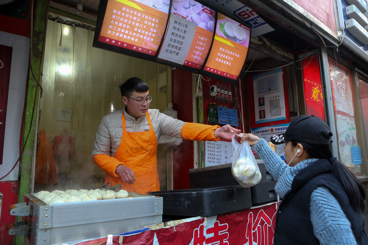 大学生卖包子三年开80家店 如今买房买车