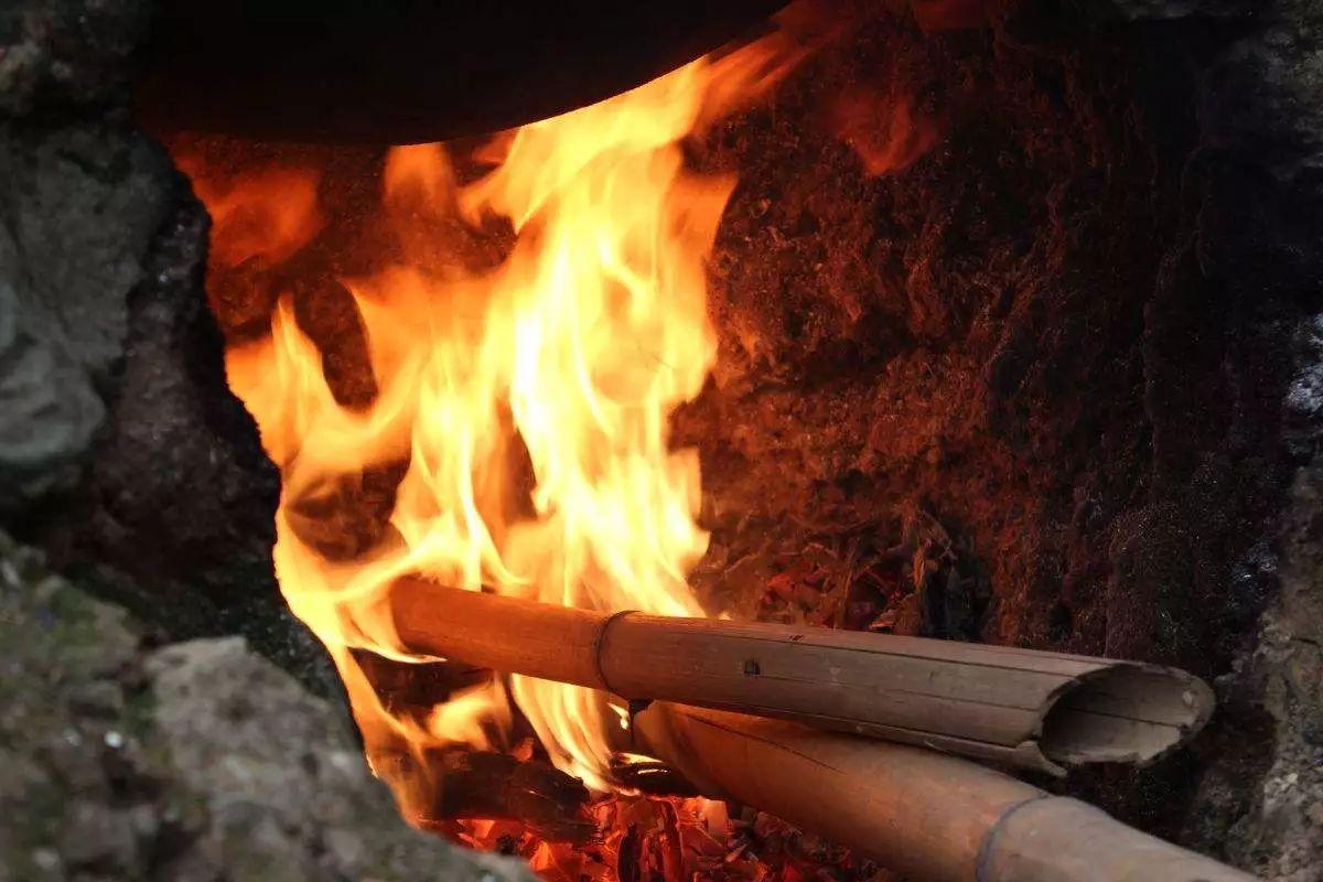 鸡蛋茶 父亲用火盆的火种 点燃收藏一冬的树疙瘩 在火苗的噼里啪啦中