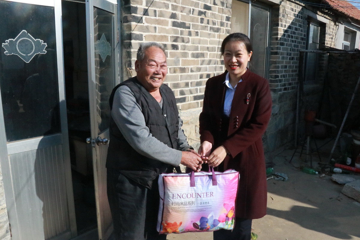 有限公司组成爱心小组,利用一天时间,先后为临港区黄岚办事处,苘山镇