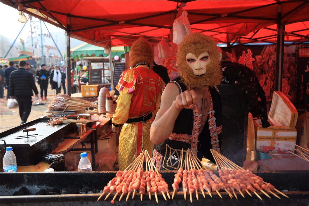 寒冬赤膊上阵烤肉胸膛10元10串大圣为挣钱也是拼了