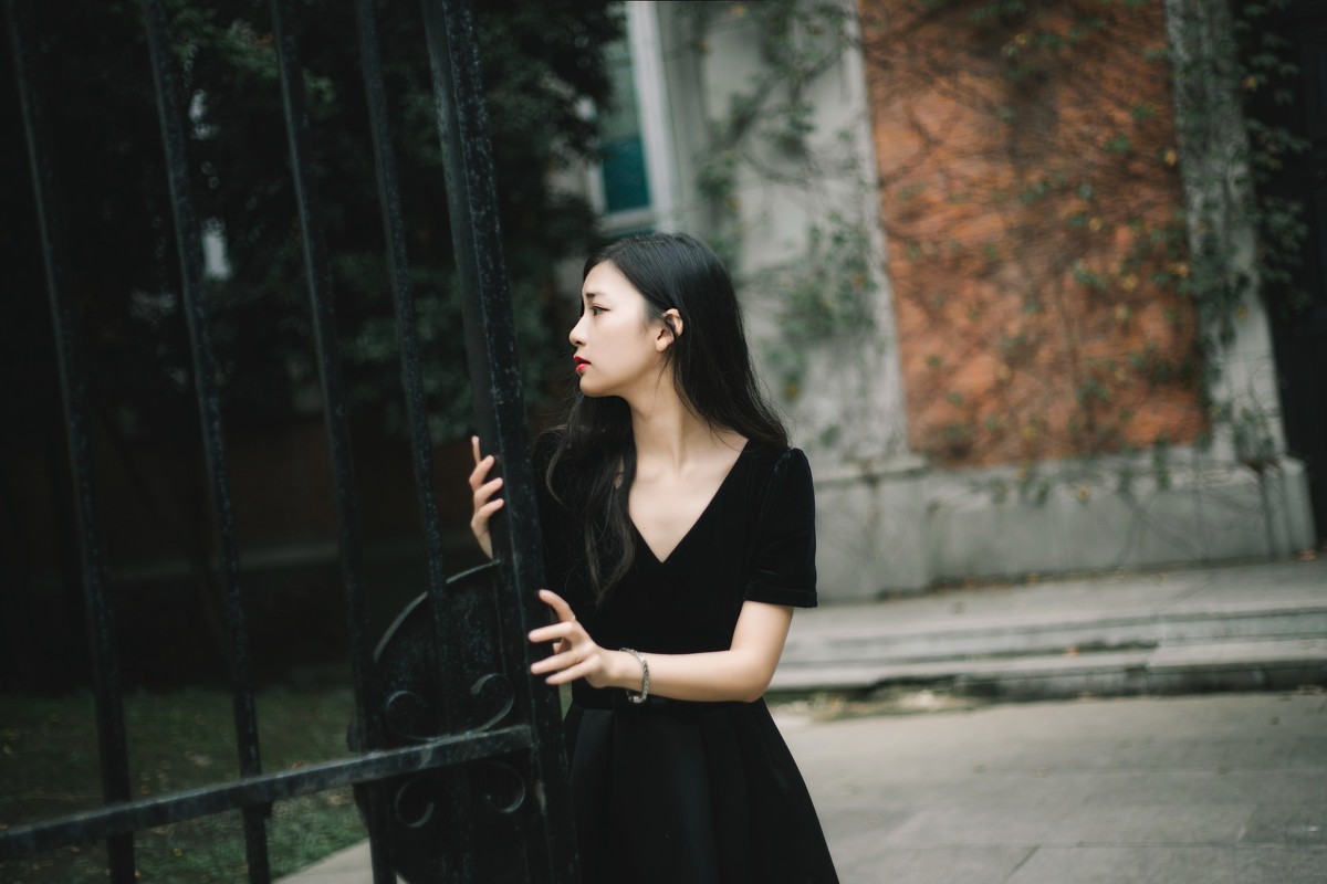 长腿成熟魅力美女黑裙写真