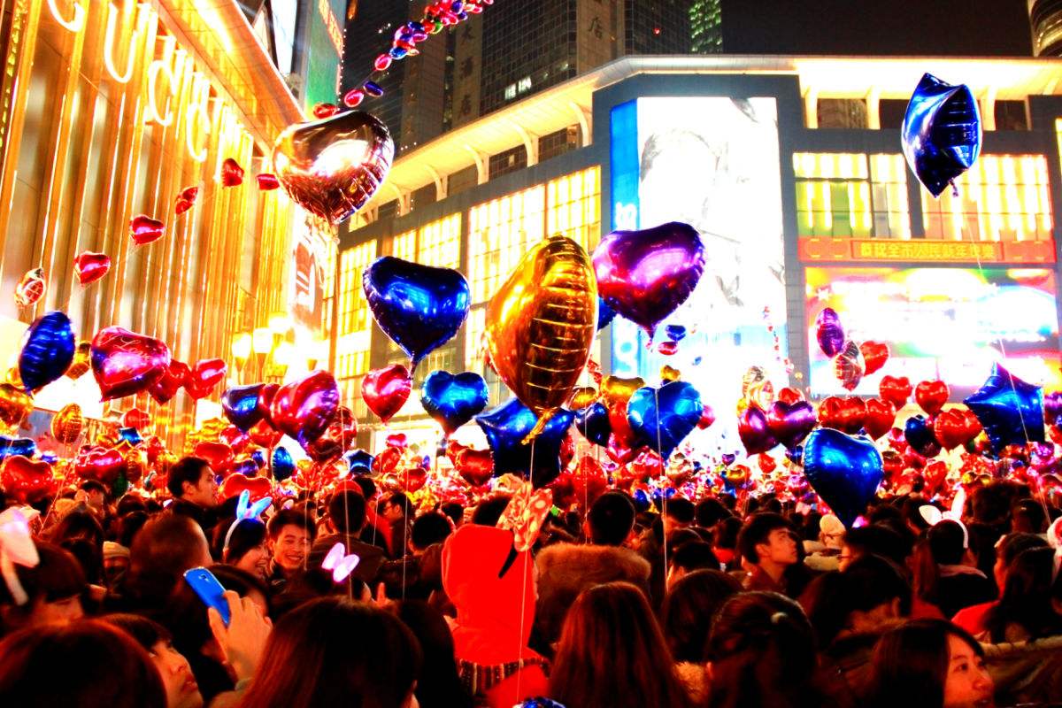 重庆解放碑的跨年狂欢数万只气球同时起飞场面壮观