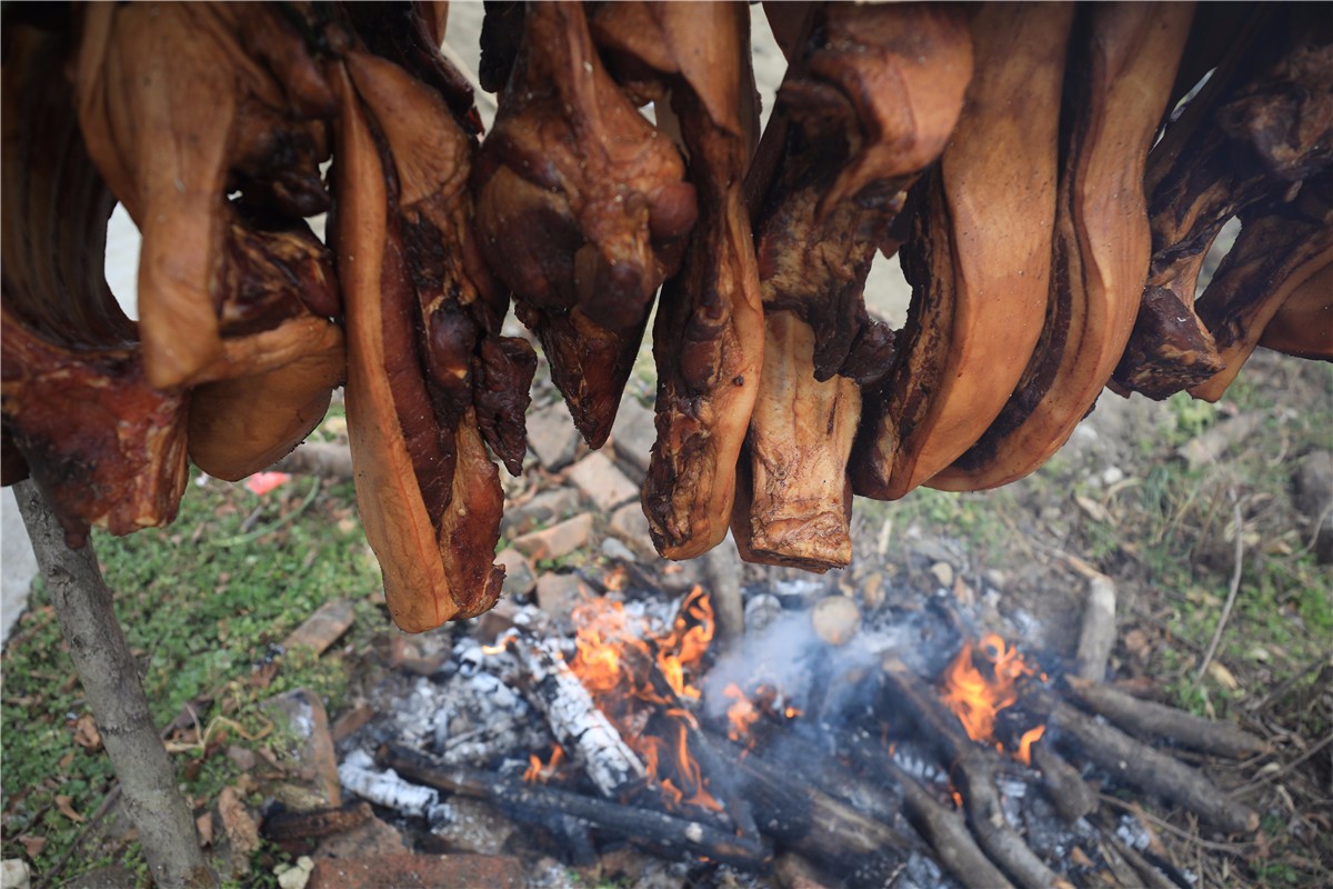 路边熏腊肉年的气息更近了
