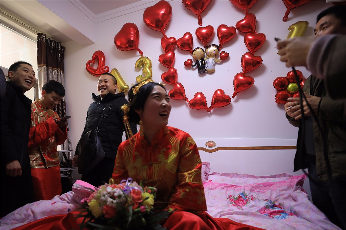 娶媳妇加微信发红包才能进门 现场建微信群发红包才给新人红鞋