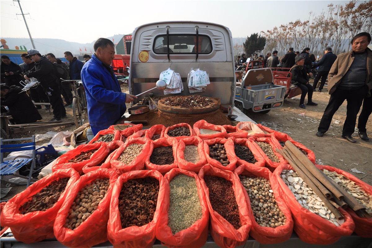 走南闯北卖调料20年 24种调料石磨磨成 卖货只用铜秤|调料|石磨|师傅_