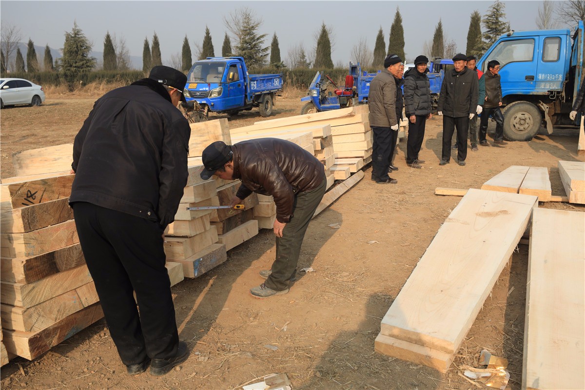 2018年元旦前夕,陕西咸阳武功河滩会上,航拍壮观地棺材板交易市场