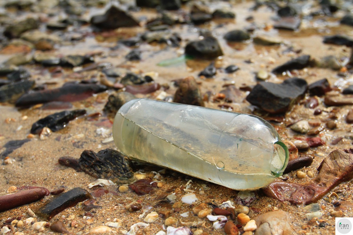 潮水退后,随处可见破损的玻璃瓶.