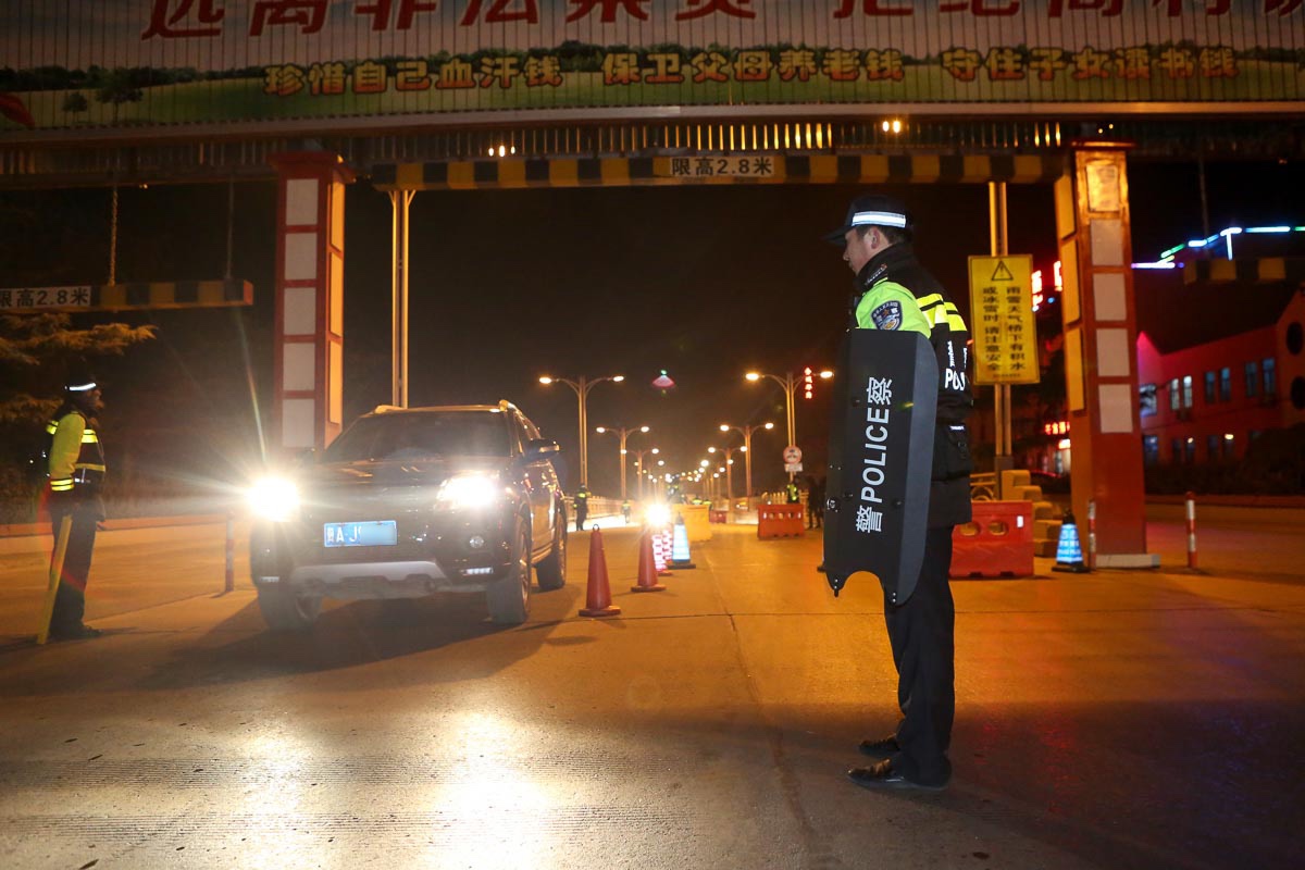 男子酒后开车遇查酒驾 竟加油门撞飞交警