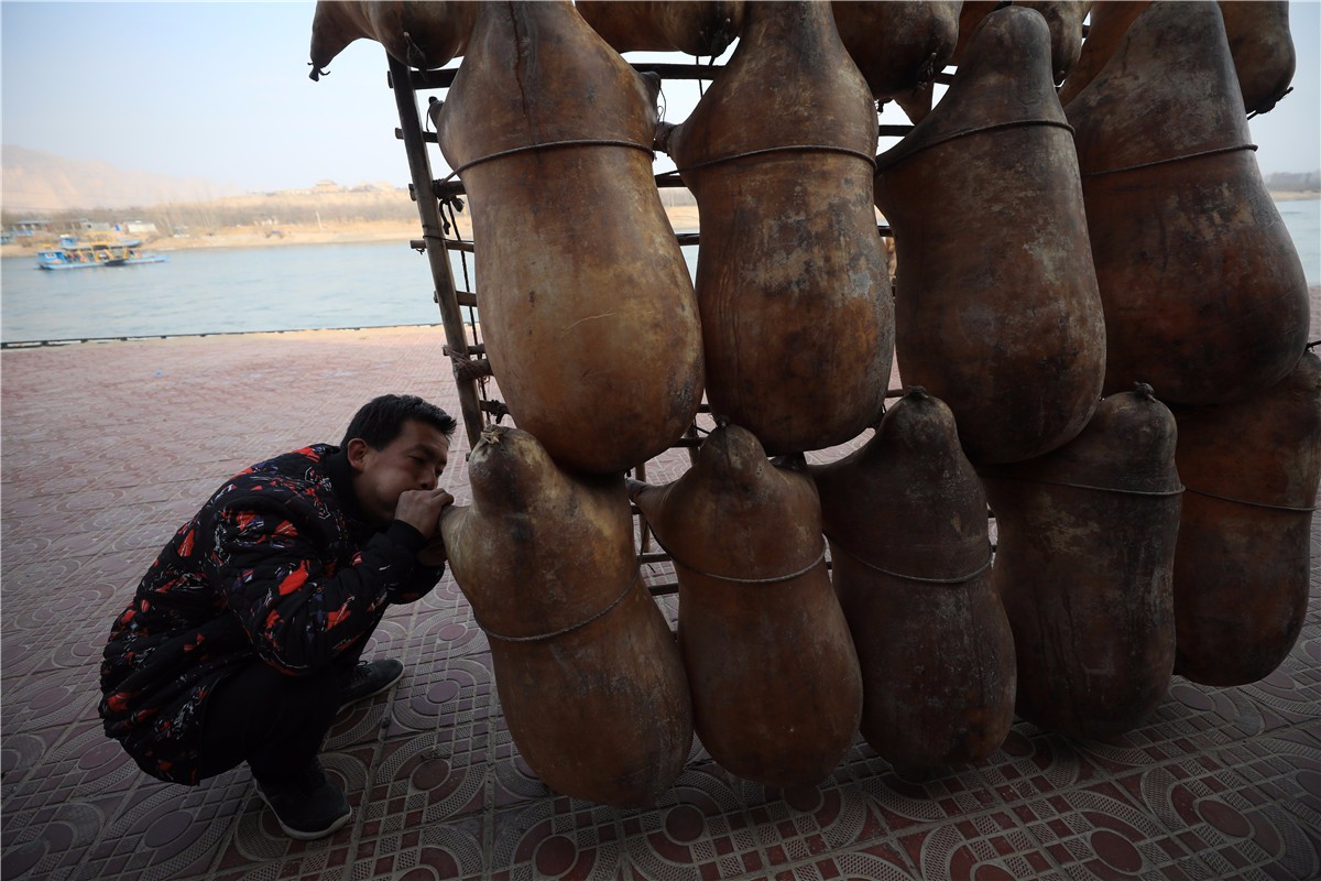 黄河羊皮筏子鼓起全凭人嘴吹气 吹"牛皮" 据说来源于此