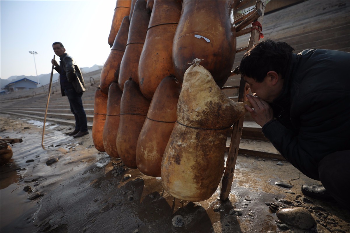 黄河羊皮筏子鼓起全凭人嘴吹气 吹"牛皮" 据说来源于此