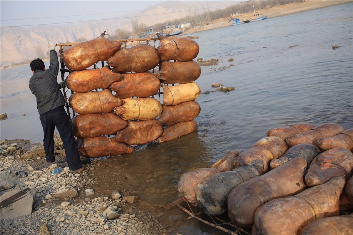 黄河羊皮筏子鼓起全凭人嘴吹气 吹"牛皮" 据说来源于此