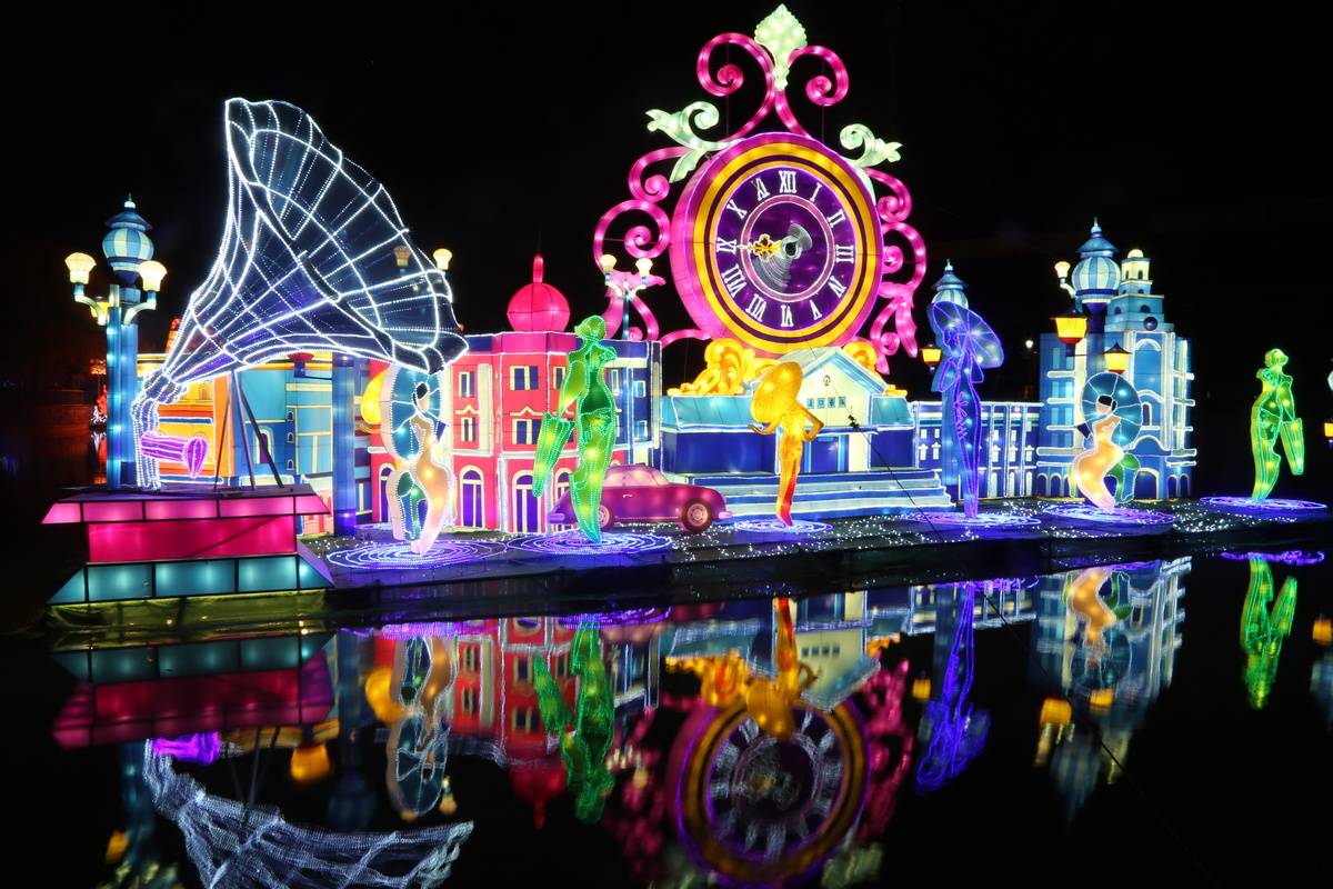 彩灯点亮中国年华侨城自贡灯会闪耀十二城