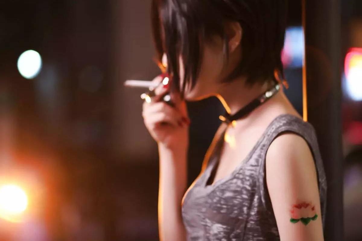 年轻女性抽烟的不少,中年女性由于生活的压力,导致的抽