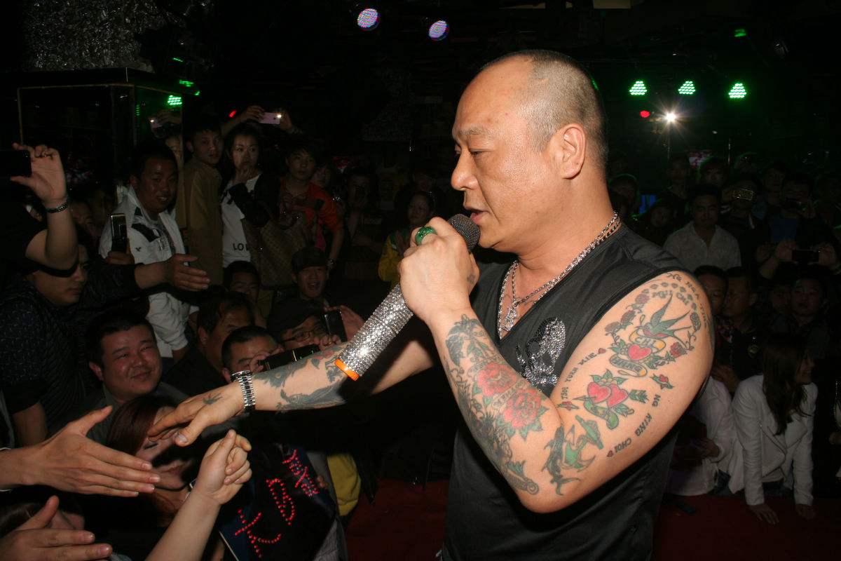 《古惑仔》捧红了他,染上赌博得古天乐倾囊相助,开上百万豪车
