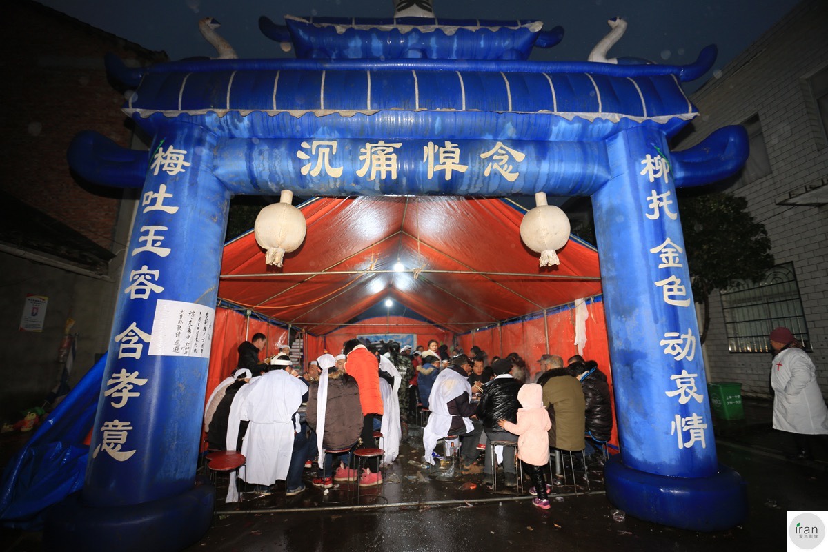 农村老人葬礼,广场舞大妈冒雪跳舞助兴