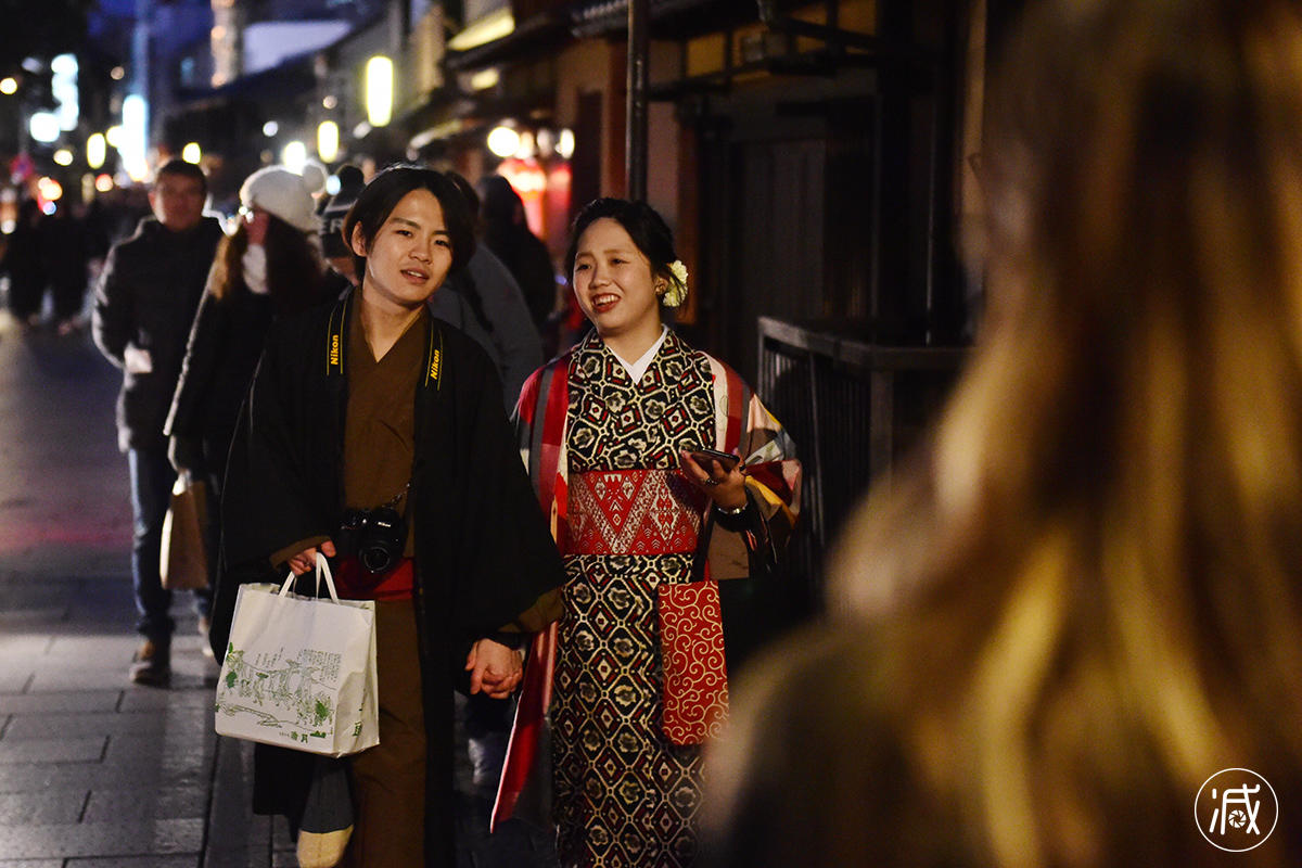 在日本街头穿和服逛街的女孩 大都是中国和韩国妹子