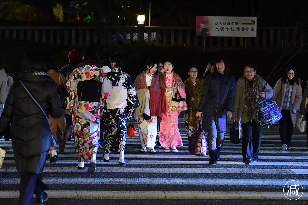 在日本街头穿和服逛街的女孩 大都是中国和韩国妹子