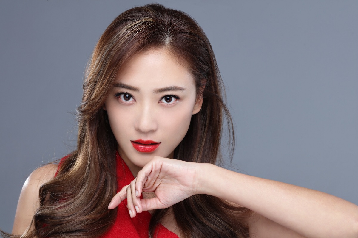 应采儿爱笑的性感女星