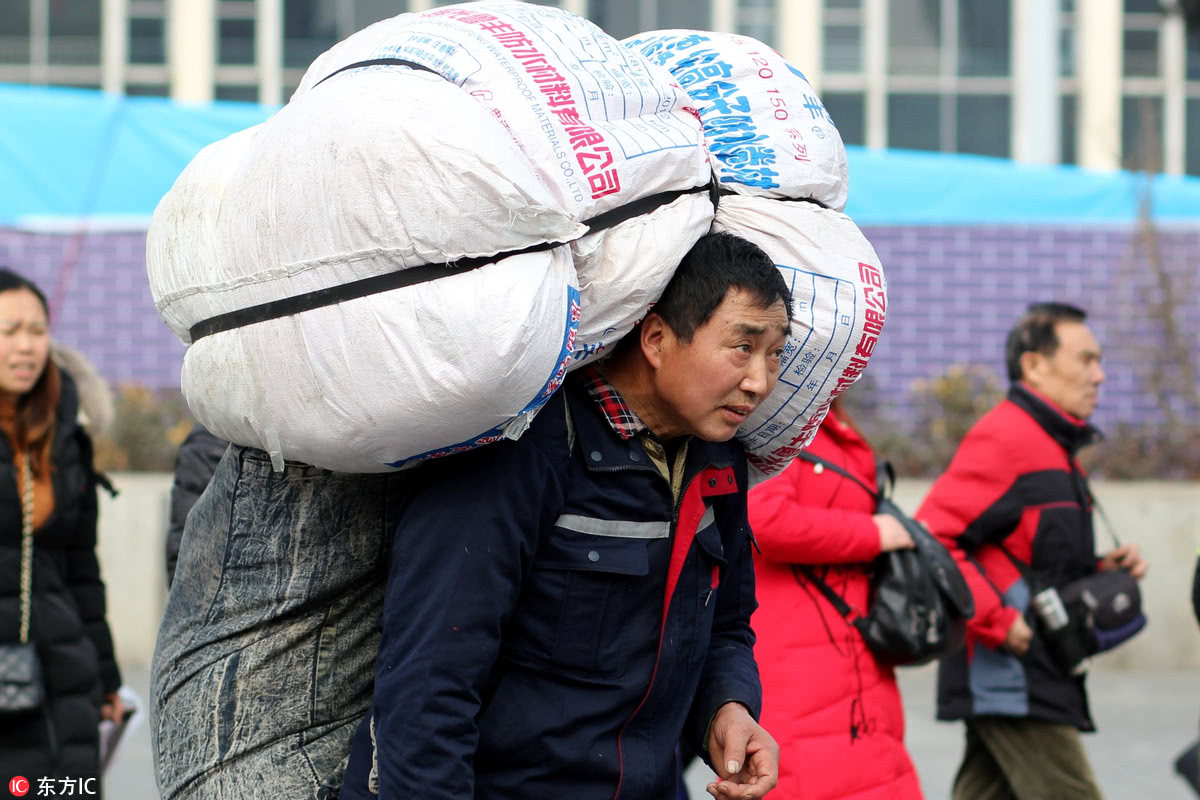 直击西安火车站春运首日 扛着大包小包都带回家过年