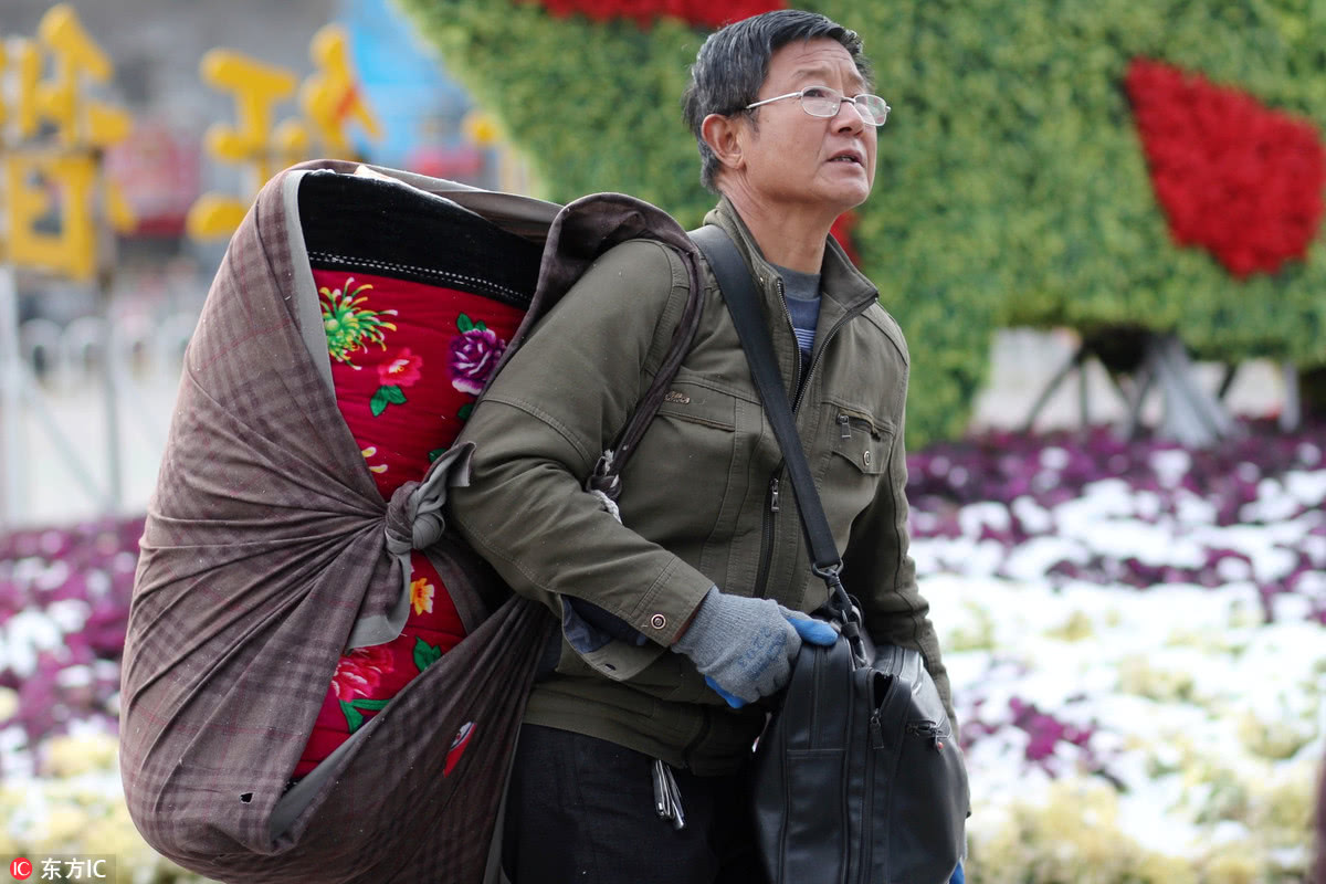 直击西安火车站春运首日 扛着大包小包都带回家过年