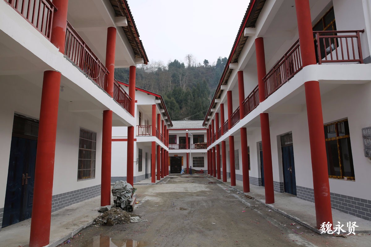 大巴山40岁农妇搬进扶贫安置点 为丈夫没能住新房流泪_新浪看点