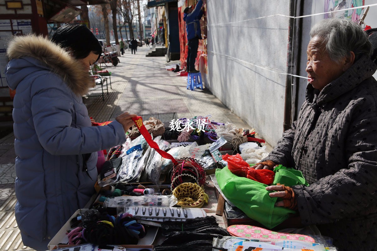 90岁老奶奶天天出摊 说自己还能干10年|出摊|摆摊|小商品_新浪新闻
