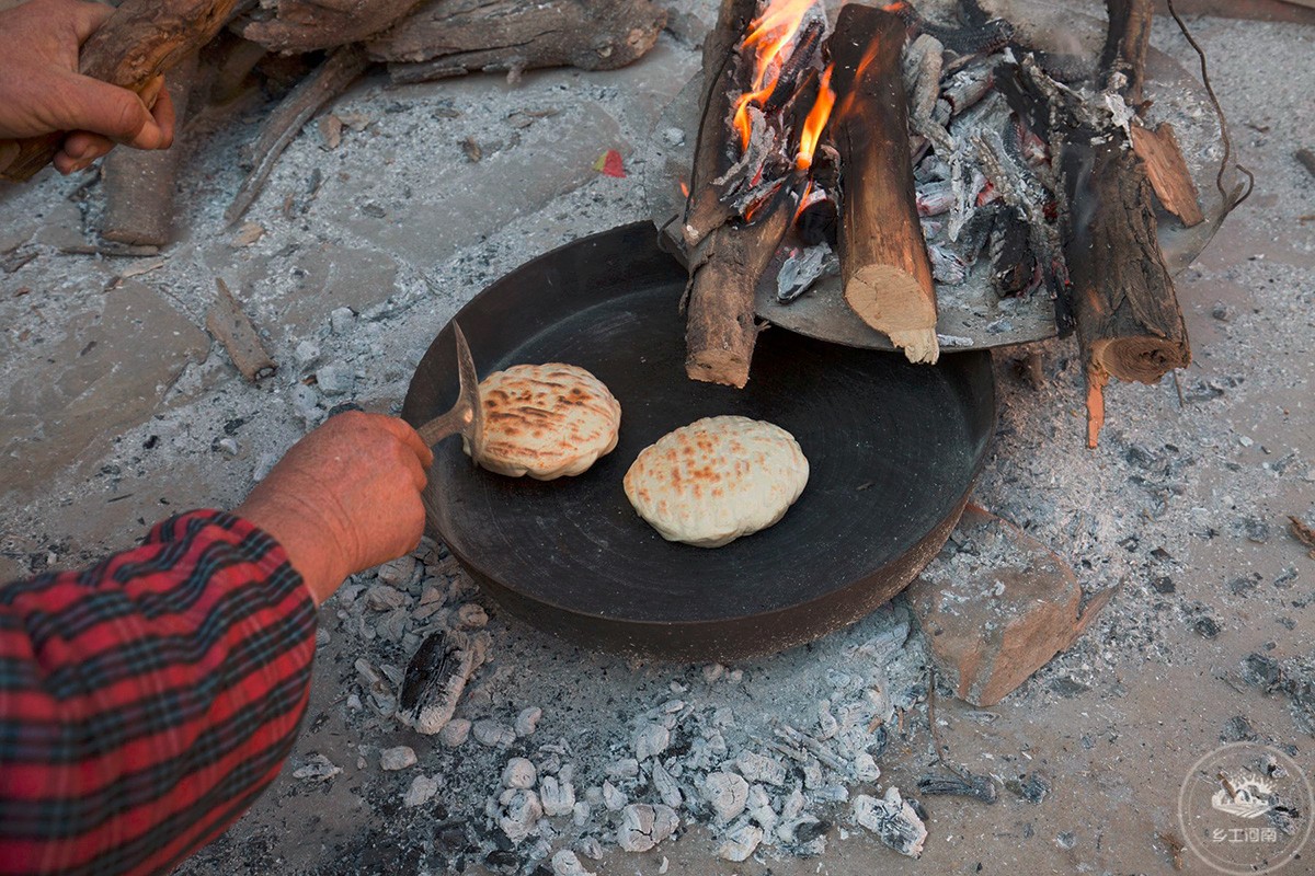 河南山村母亲用奇特烤炉做传统炉馍, 专等孩子过年回家吃