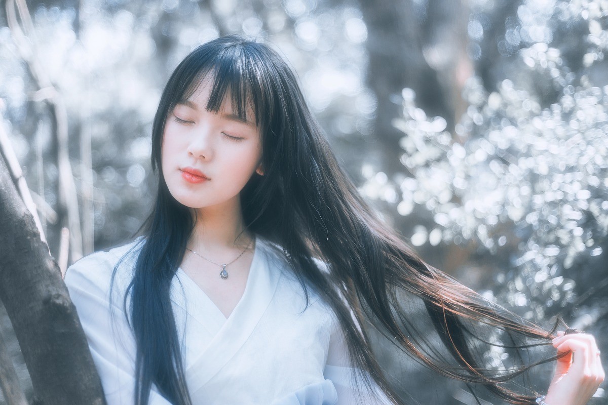 长发飘飘美女图片 气质出尘如精灵外拍