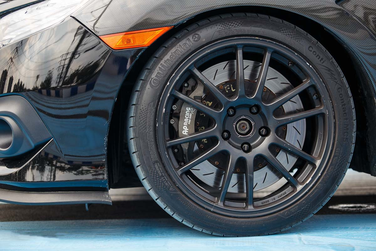 225/40 r18搭配enkei gtc-01铝圈,内圈则是ap racing六活塞卡钳和380