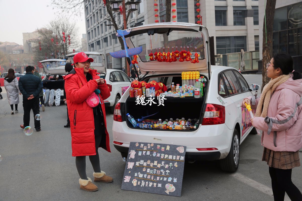 汽车后备箱里的集市 年轻摊主卖自己的手工品_新浪看点
