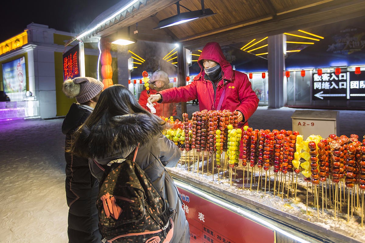 美女买冰糖葫芦称遭价格欺诈摊主立即反扫二维码退款