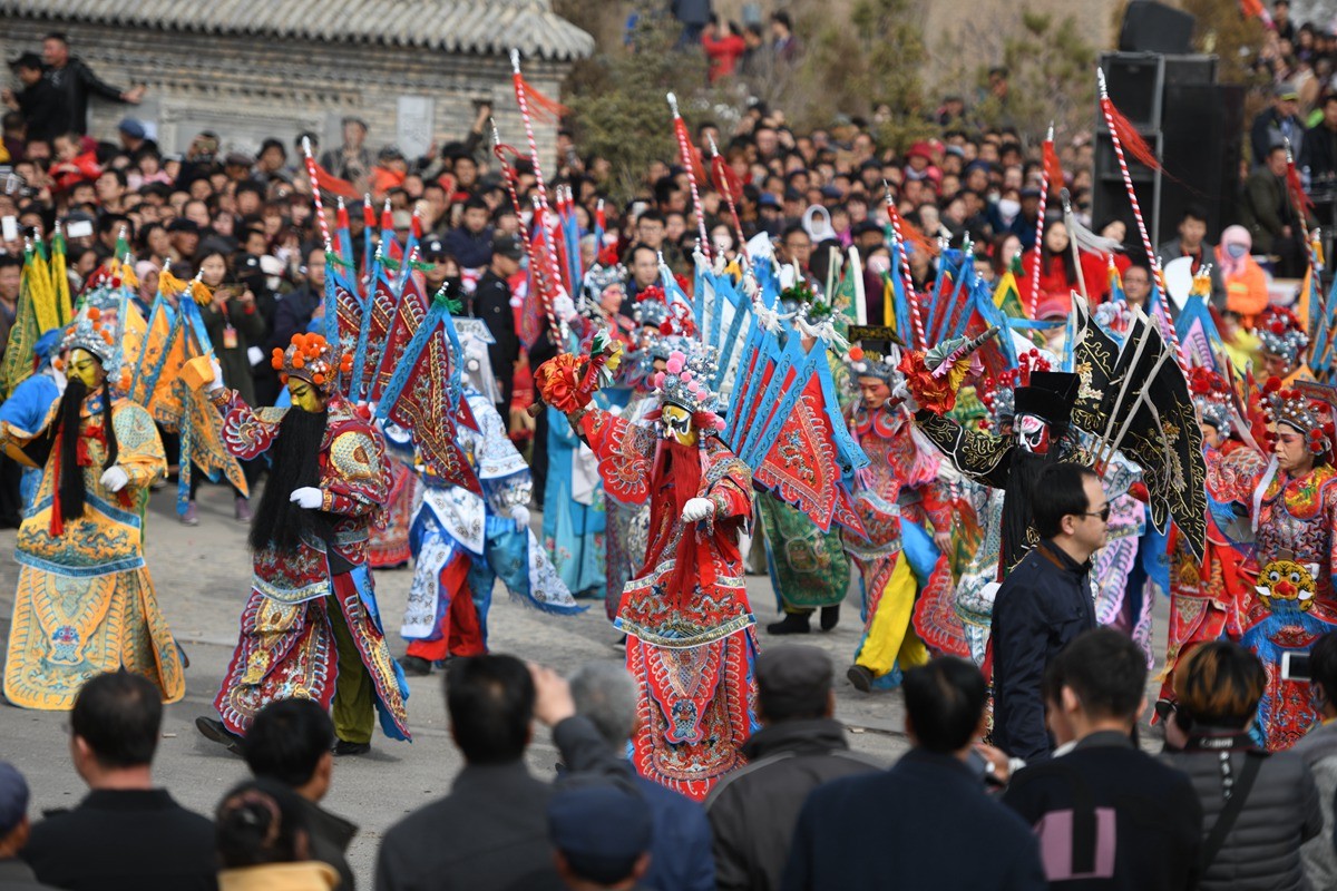 社火陕西民间一种庆祝春节的传统庆典狂欢活动。高台最为经典|社火|高台|彩纸_新浪新闻