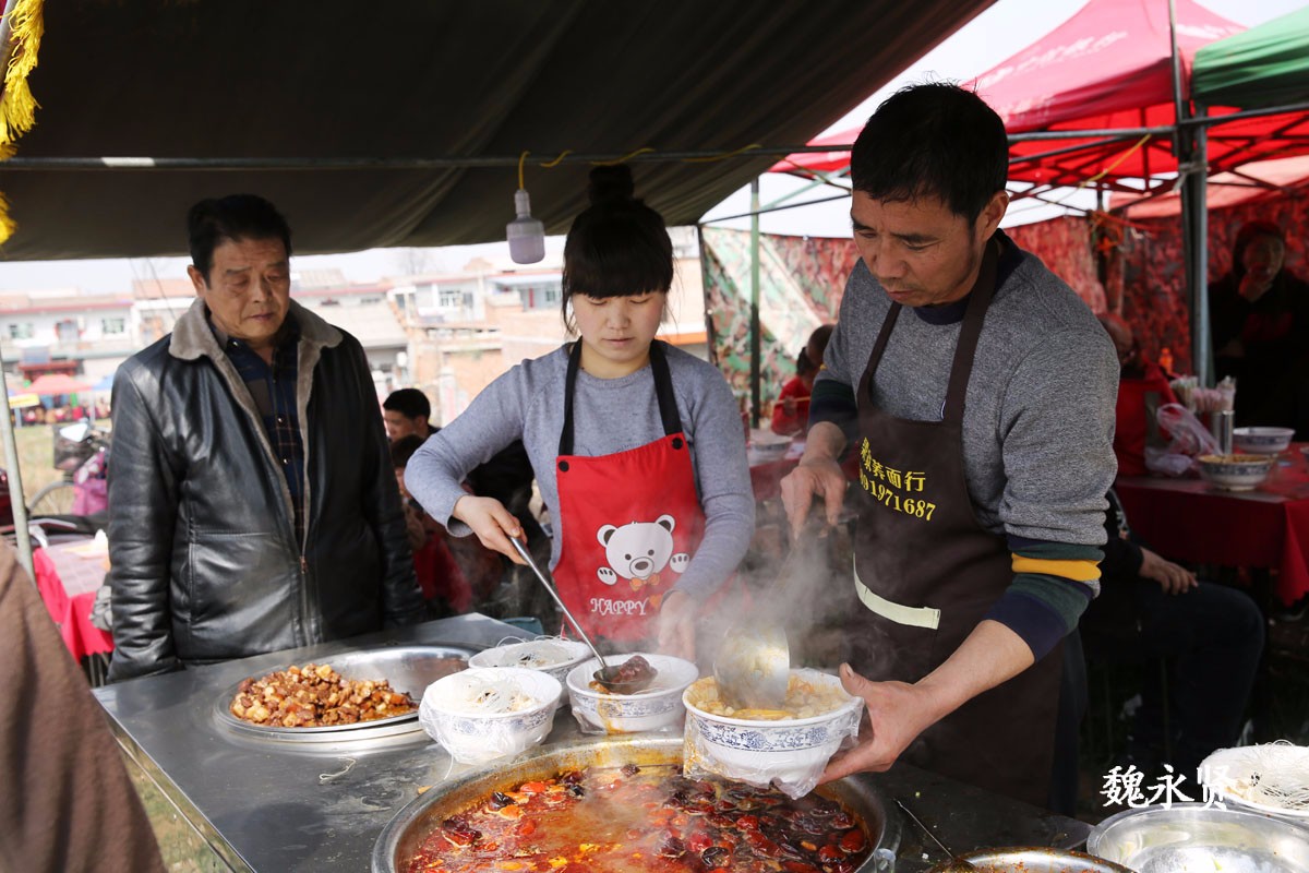 正月乡村小吃生意火 路边麦田处处有美食