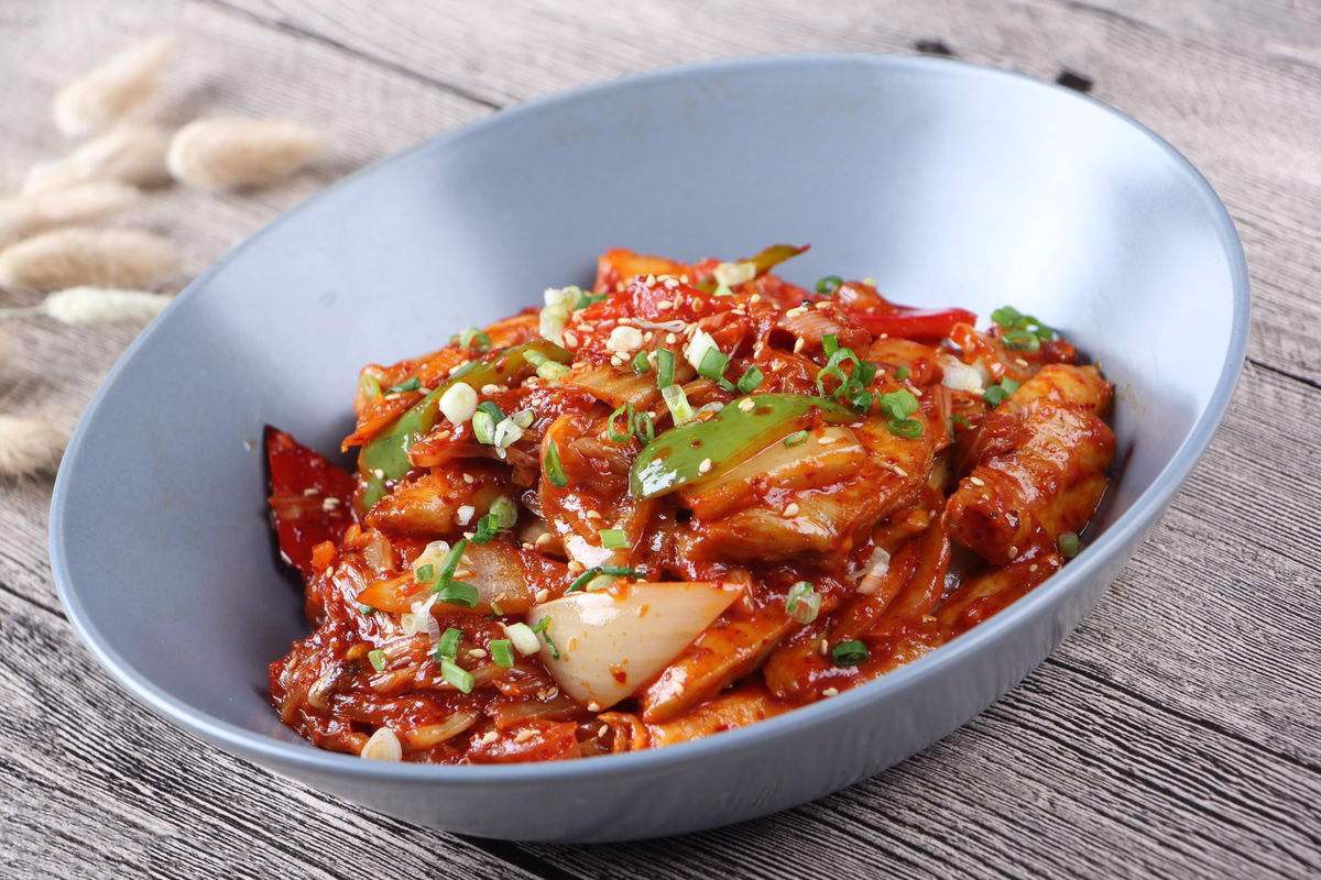 正文     韩式泡菜炒五花肉,做法:1,五花肉切片,洋葱切块,泡菜切断2