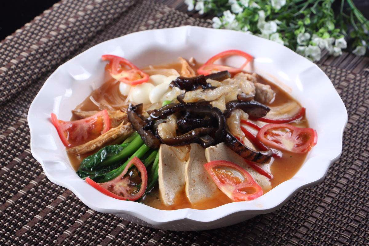 李鸿章杂烩,做法:1,海参,鱼肚,鱿鱼,玉兰片,腐竹,火腿切片2,猪肚,鸡肉