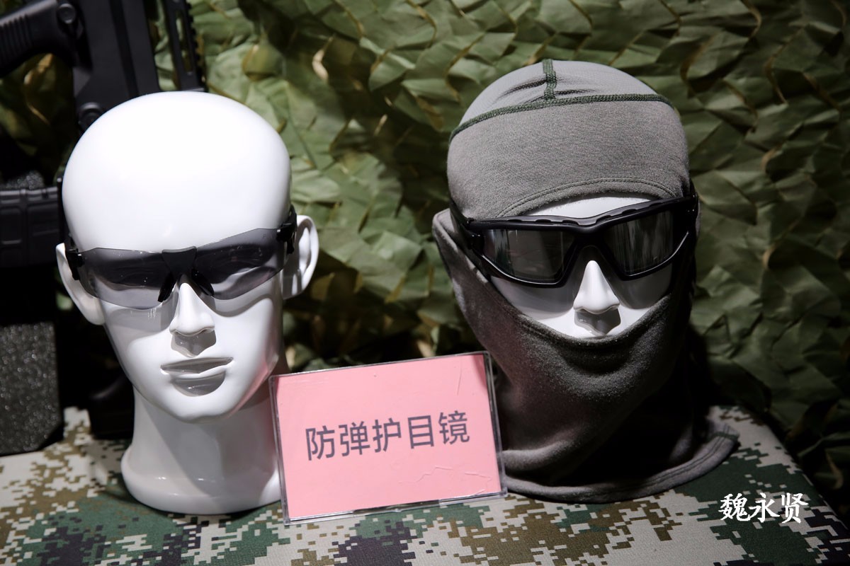 防弹护目镜.李宗源示范盾牌的使用