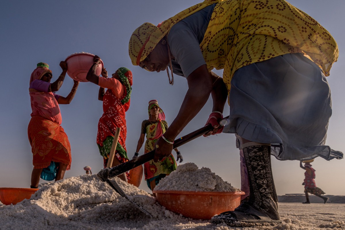 走进孤独的盐制造商 制盐的过程比想象中苦多了_新浪看点