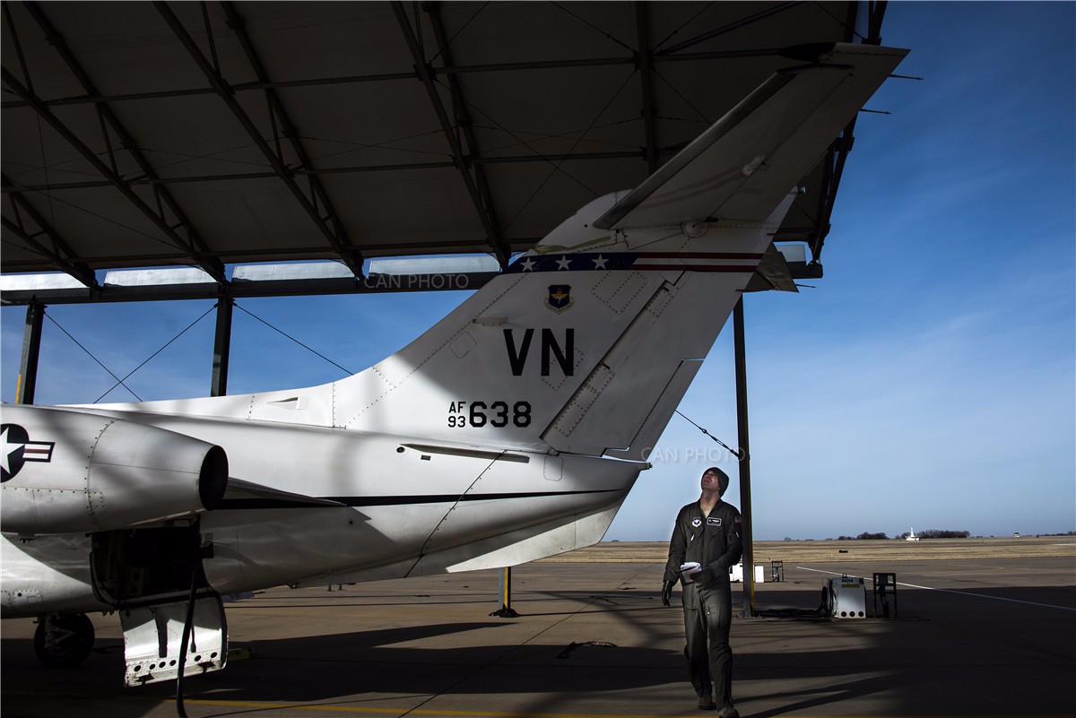 t-38c,t-1教练机双双出动,加紧训练飞行员的飞行能力