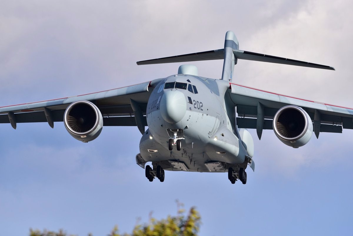 侦察机已公开亮相,最新照片显示,这架基于c-2运输机改装的试验型号