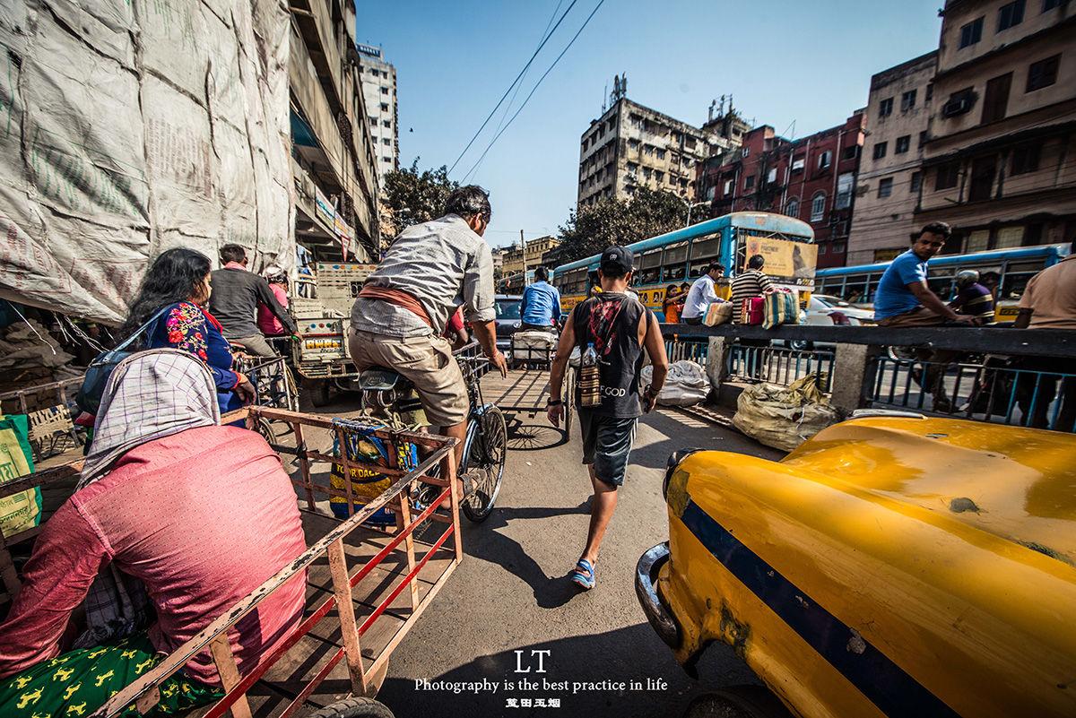 你觉得印度有棒棒军吗? 来看印度奇葩的棒棒军