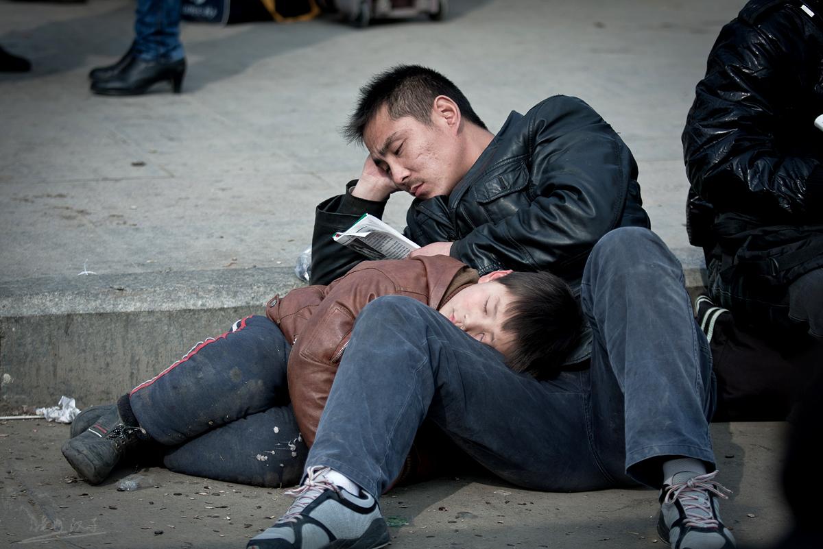 存款不翼而飞我辍学后恨上父亲, 当得知那笔钱的去处我竟懊悔痛哭