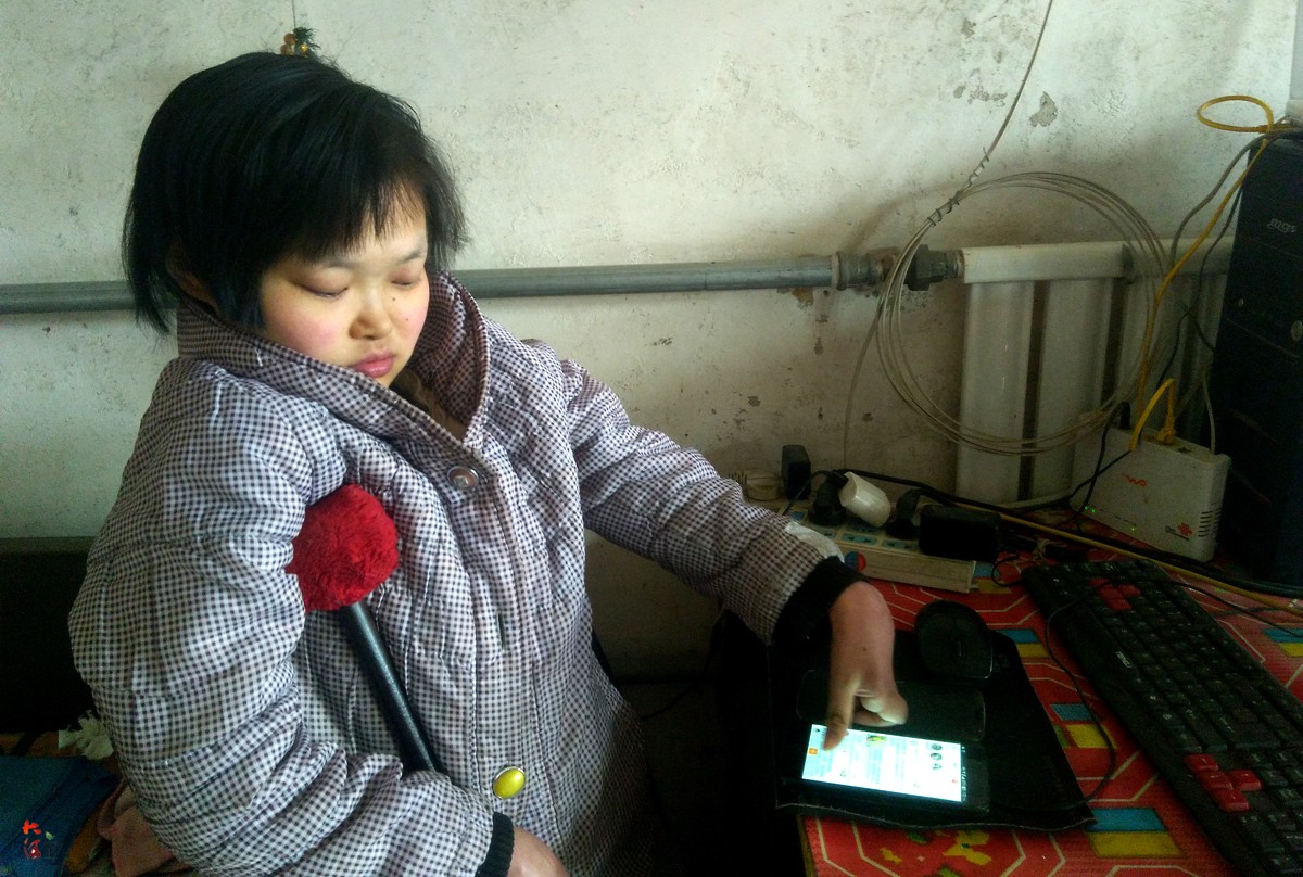 山村残疾女用弯曲手指敲出一片天,为感恩愿死后捐器官