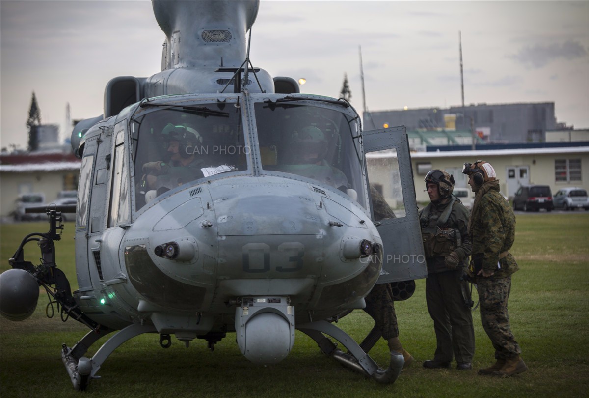 美海军uh-1y直升机执行评比任务,随时待命