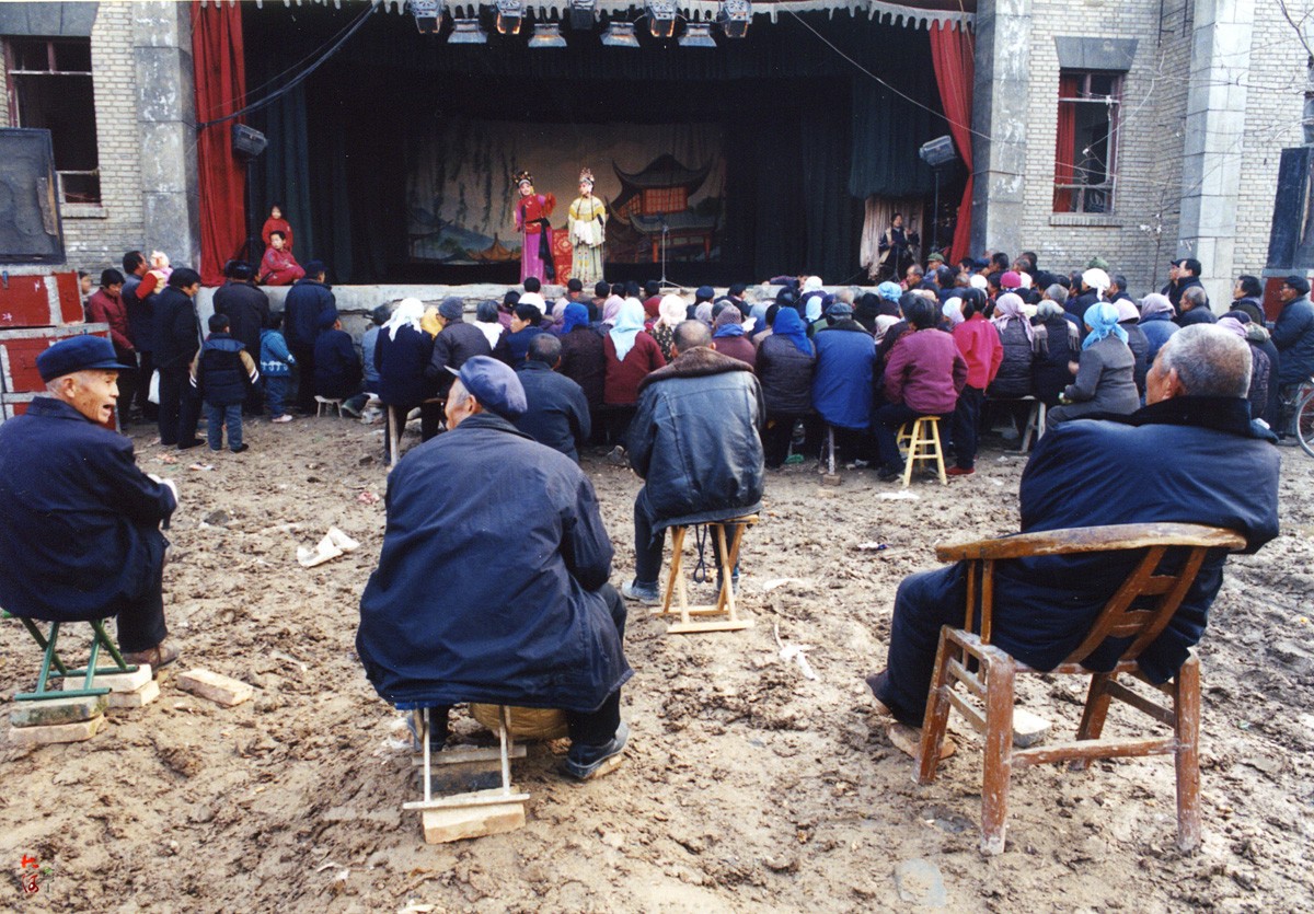 老照片:十四年前的冬日,老百姓在泥泞中看戏